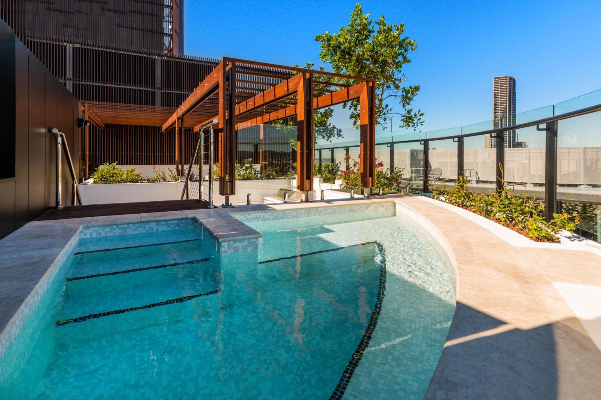 Aparthotel Fv By Peppers Brisbane Exterior foto The rooftop pool at the Emporium Hotel South Bank